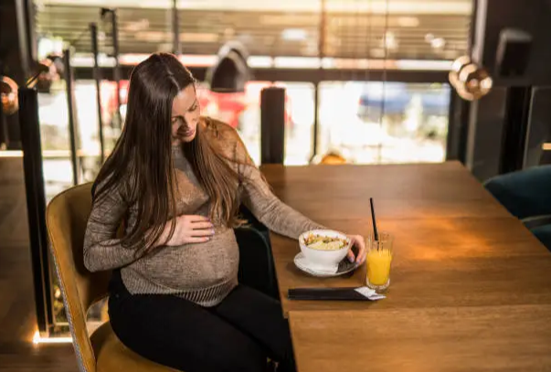 Eating Out: The Best Table Choices While Pregnant
