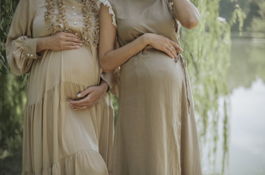 When Do You Start Showing in Pregnancy? First Baby, Second Baby and Twins